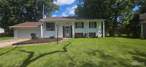 1027 W Willow St, Carbondale, IL, 62901-1136 | Card Image