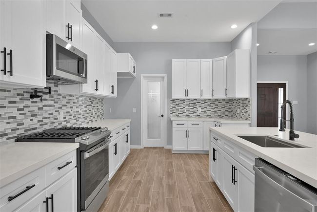 7 Pilot Pt, House other with 4 bedrooms, 5 bathrooms and 3 parking in Conroe TX | Image 12