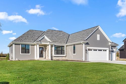 W251N2371 Valleyview Cir, Pewaukee, WI, 53072-1801 | Card Image