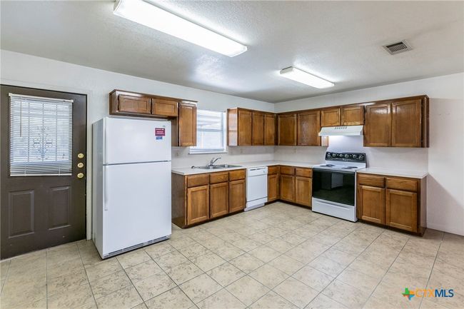 1001 Cherokee Trl, House other with 3 bedrooms, 2 bathrooms and null parking in Kempner TX | Image 5