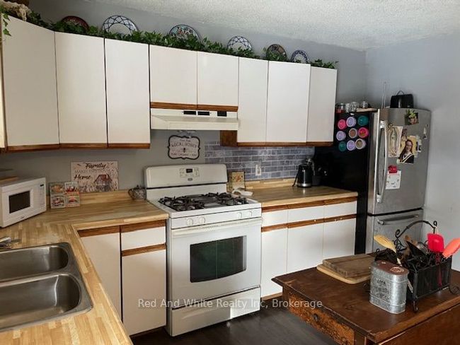 135 Maple Island Rd, Home with 3 bedrooms, 1 bathrooms and 5 parking in Dunchurch ON | Image 4