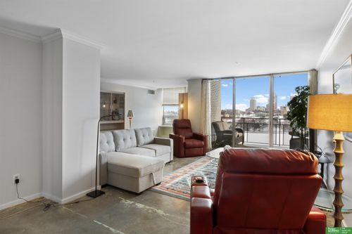 apt-5o-3000 Farnam St, Omaha, NE, 68131-3532 | Card Image