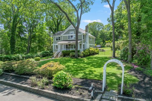 1 Beach Hill Dr, Northport, NY, 11768-1423 | Card Image