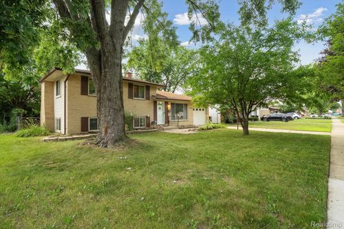 39911 Parklawn Dr, Sterling Heights, MI, 48313-4611 | Card Image