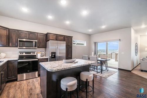 7805 E 44th St Street, Sioux Falls, SD, 57110 | Card Image