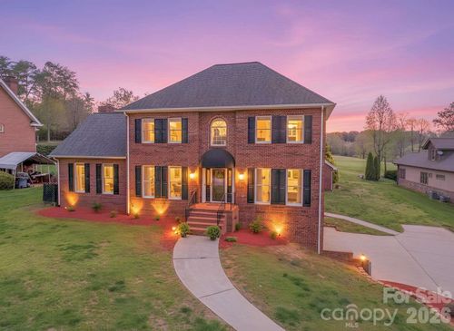 3811 Pinecrest Dr Ne, Hickory, NC, 28601-8747 | Card Image