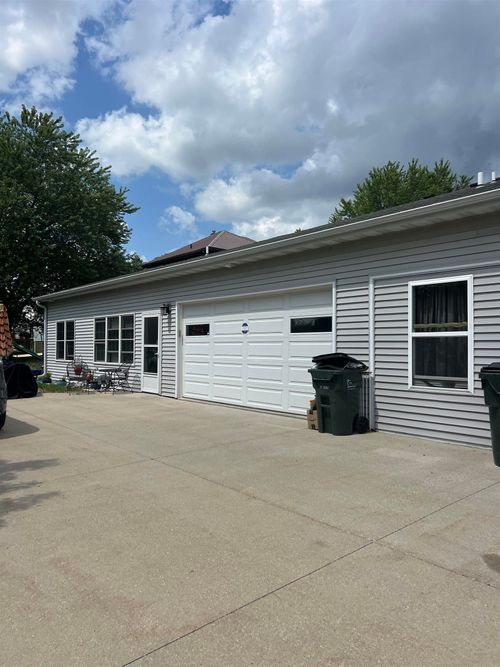 305 West St Sw, Waukon, IA, 52172-1906 | Card Image