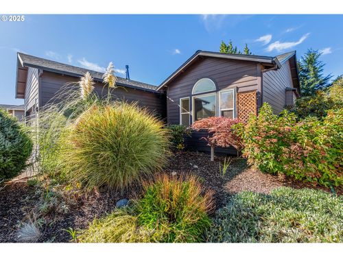 780 Henderson Rd, Hood River, OR, 97031-8772 | Card Image