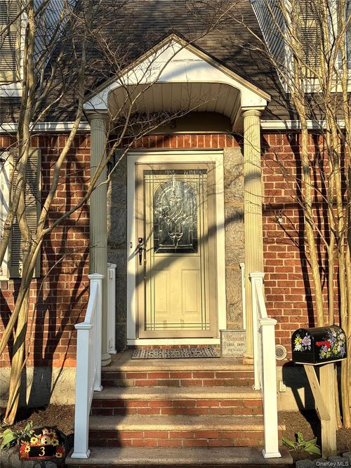 3 Chestnut Ave, Floral Park, NY, 11001-2454 | Card Image