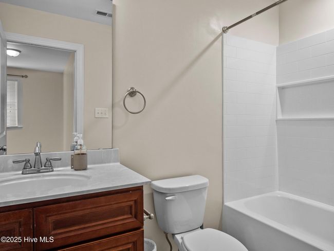 Hall bathroom | Image 25