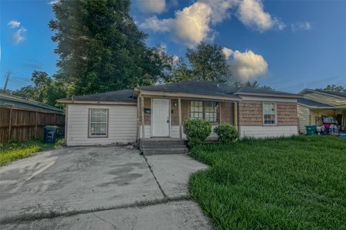 1105 Mobile Dr, Pasadena, TX, 77506-4136 | Card Image