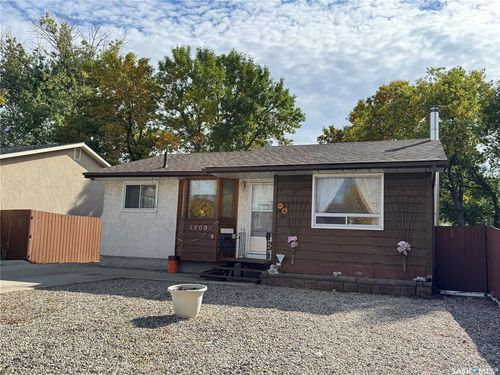 1909 7th Avenue E, Regina, SK, S4N4M7 | Card Image