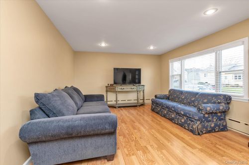 31 Piave Ter, Lindenhurst, NY, 11757-6725 | Card Image