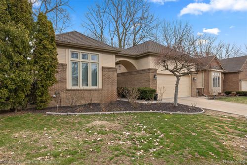 28 Turnberry Ln, Dearborn, MI, 48120-1167 | Card Image