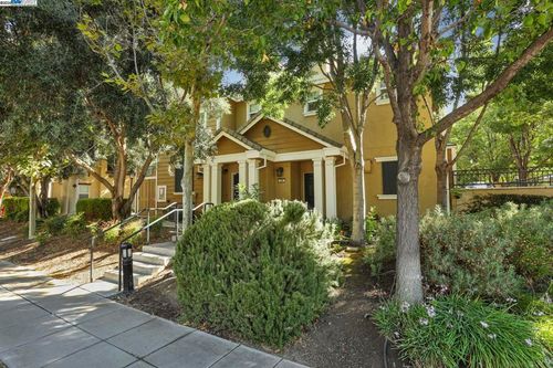 292 W Lucita Way, Mountain House, CA, 95391-3040 | Card Image