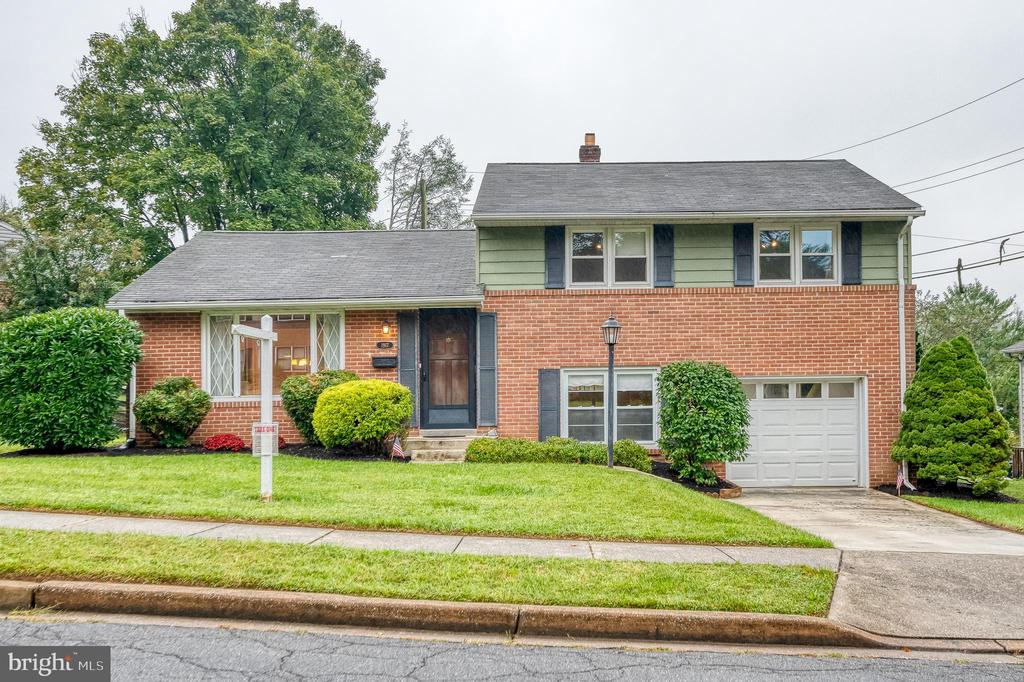 Lismore Ln, Catonsville, MD 21228