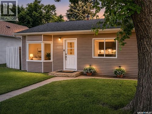 1032 Lillooet St W, House with 2 bedrooms, 1 bathrooms and null parking in Moose Jaw SK | Card Image