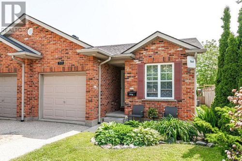 201 King St, Stratford, ON, N5A4S2 | Card Image