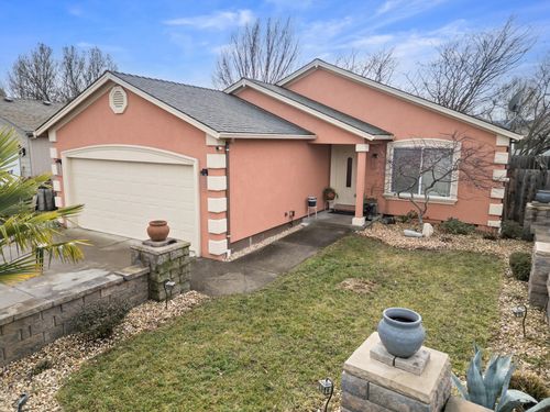 18 Scholarship Way, Medford, OR, 97501-1390 | Card Image