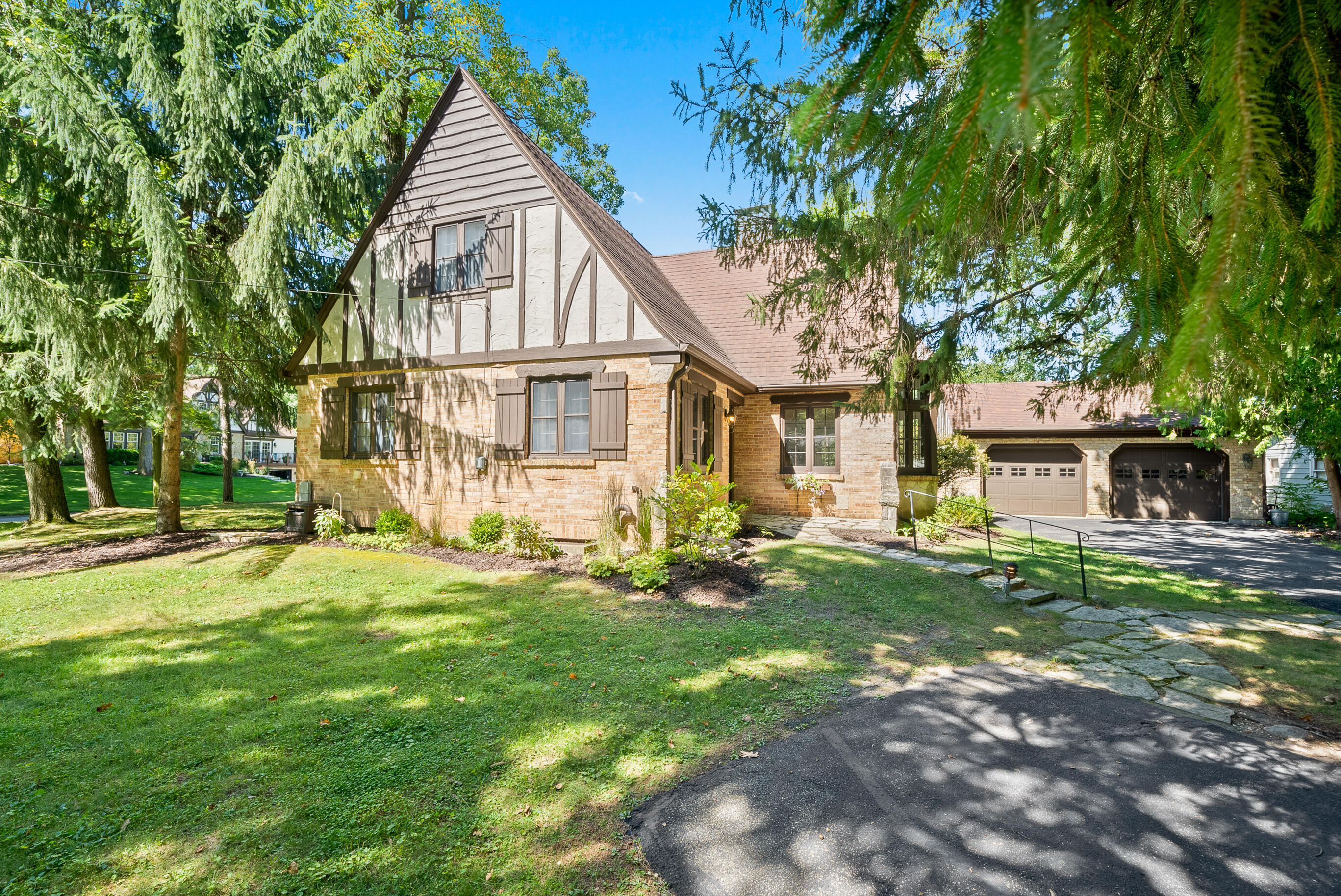 Arrowhead Dr, Fontana, WI 53125