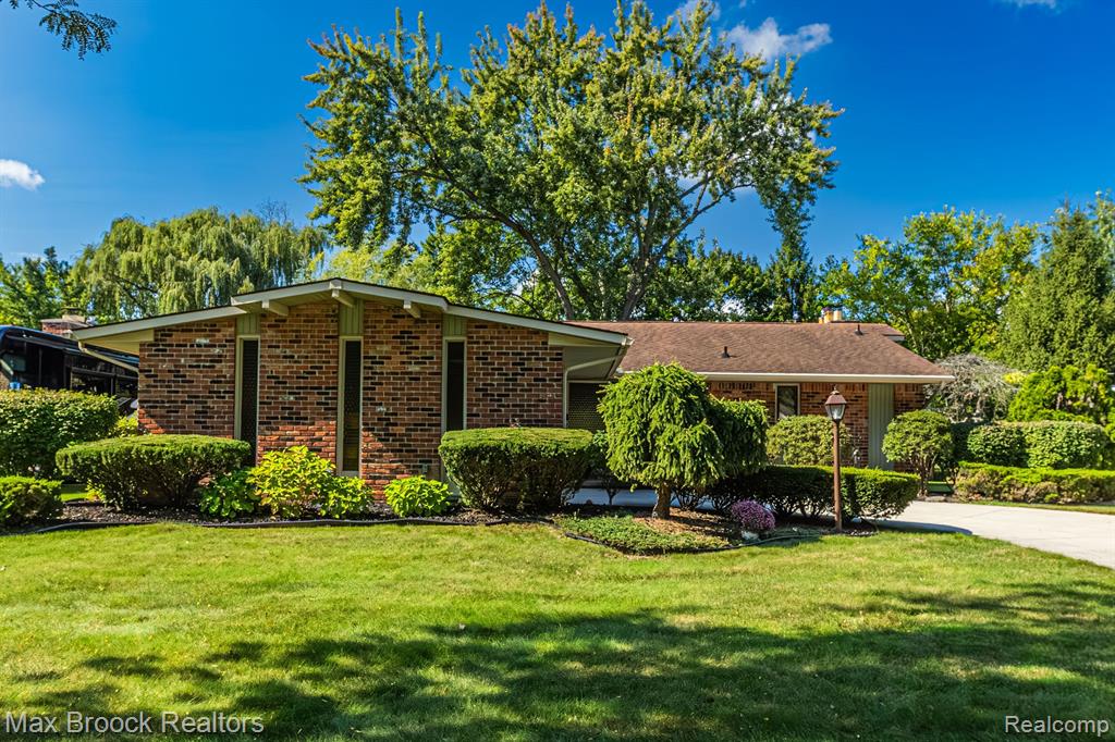 Parklane St, Livonia, MI 48152