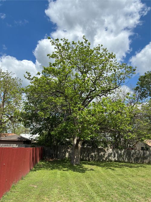 106 N 6th St, Thorndale, TX, 76577-5468 | Card Image