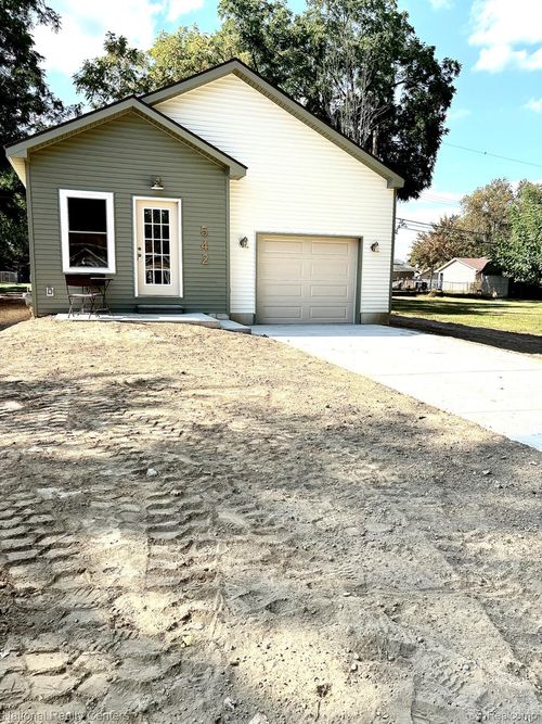 542 Springle Dr, Waterford, MI, 48327-2879 | Card Image