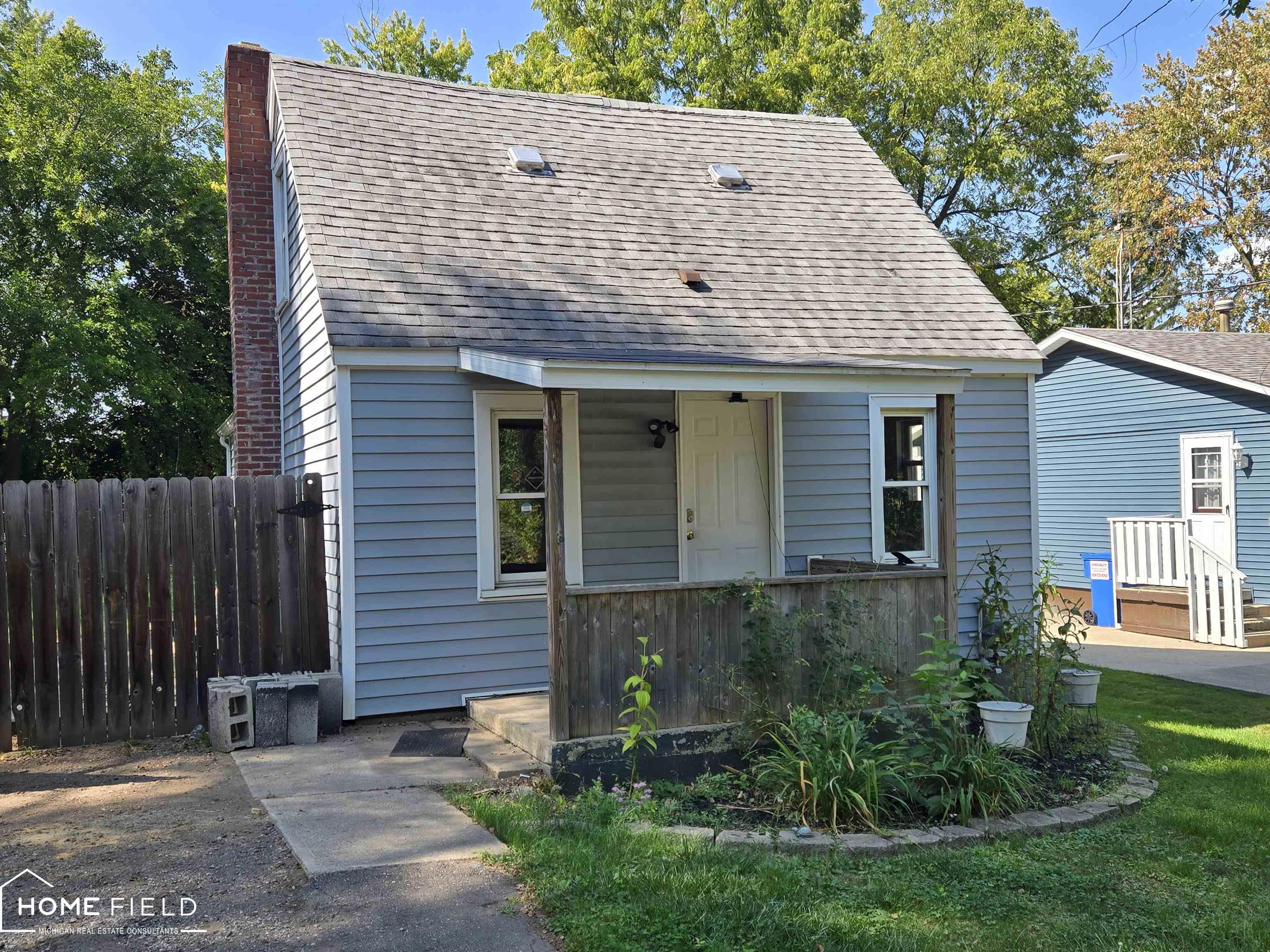 Pearce St, Owosso, MI 48867
