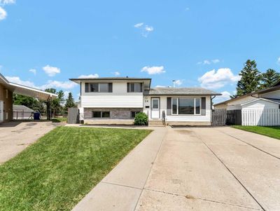 28 Cairney Cres Se, House detached with 4 bedrooms, 2 bathrooms and 4 parking in Medicine Hat AB | Image 2