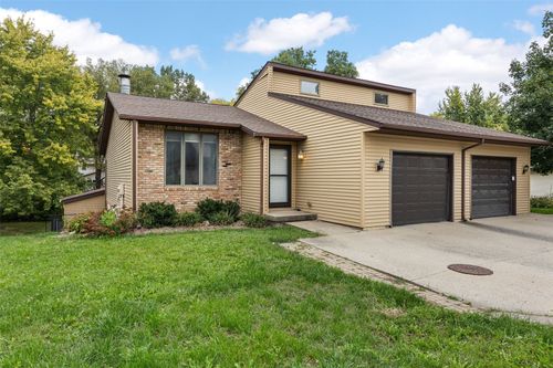 2264 Plaen View Dr, Iowa City, IA, 52246-4451 | Card Image