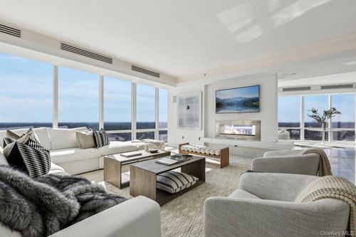 ph41g-5 Renaissance Sq, White Plains, NY, 10601-3042 | Card Image