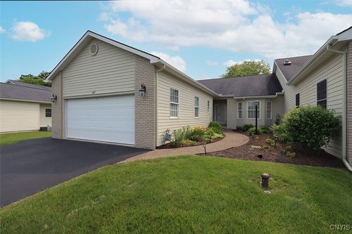 207 Falling Brook Path, Fayetteville, NY, 13066-8717 | Card Image