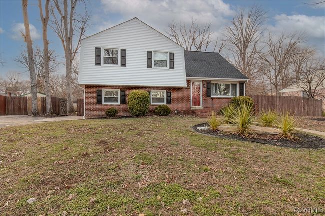 Tri-level home with a front lawn | Image 4