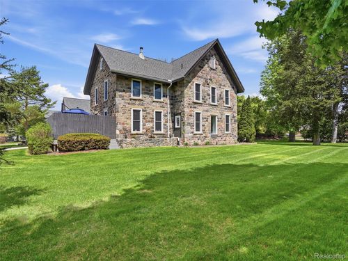 7475 Pinehurst Cir, Bloomfield Hills, MI, 48301-4034 | Card Image