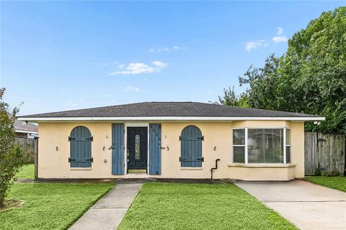 3225 Decomine Dr, Chalmette, LA, 70043-3527 | Card Image