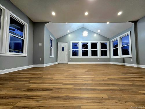 17 Sapir St, Valley Stream, NY, 11580-3907 | Card Image