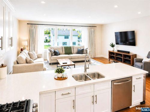 20 Zazzetti St, Waldwick, NJ, 07463-1619 | Card Image