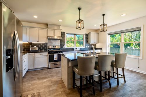 5544 N Dexter Ave, GLENDALE, WI, 53209-5044 | Card Image