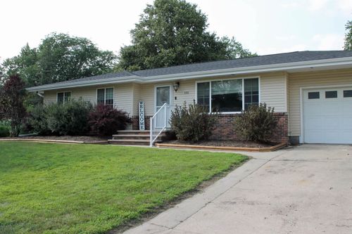 105 8th Parkway, Waverly, IA, 50677 | Card Image