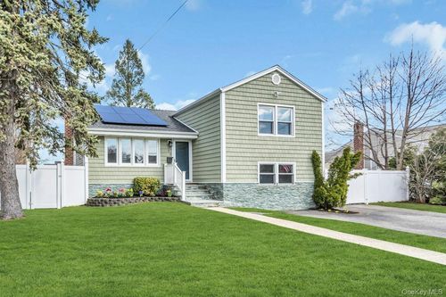 25 Young St, West Babylon, NY, 11704-2922 | Card Image