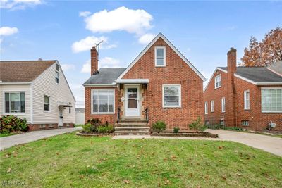 View of front facade featuring a front yard | Image 1