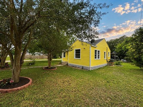 1109 4th St, Palacios, TX, 77465-3913 | Card Image