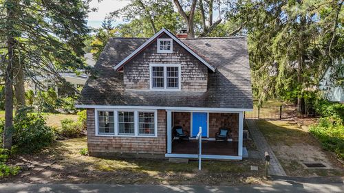 9 Hoskins St, Niantic, CT, 06357-2747 | Card Image
