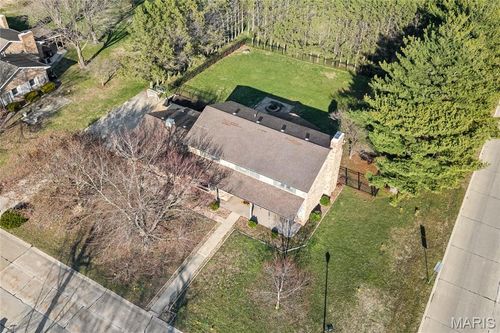 2 Lindenleaf Ln, Belleville, IL, 62223-7376 | Card Image