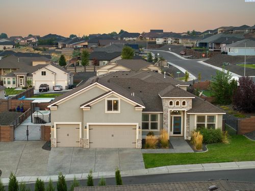 689 Titan Ave, West Richland, WA, 99353-8504 | Card Image