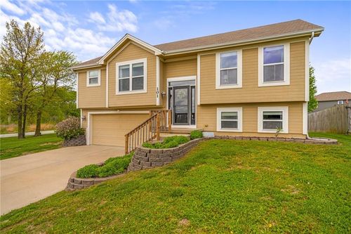 101 Bridgeport Dr, Smithville, MO, 64089-9024 | Card Image