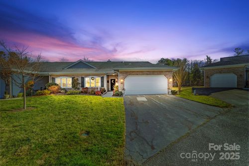 24 Country Meadows Ln, Hendersonville, NC, 28792-6378 | Card Image