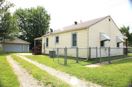 1014 Se 21st St, Topeka, KS, 66607-1327 | Card Image