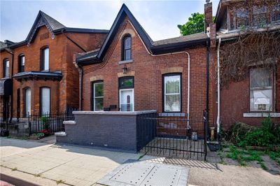 321 Main St W, Townhouse with 3 bedrooms, 2 bathrooms and null parking in Hamilton ON | Image 2