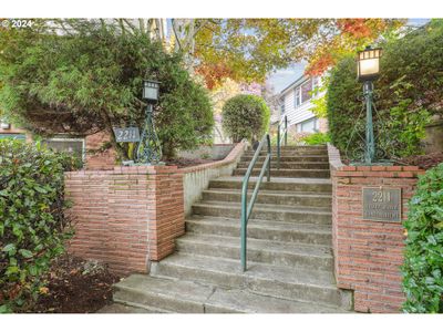 6 - 2211 Ne Halsey St, Condo with 2 bedrooms, 1 bathrooms and 1 parking in Portland OR | Image 1